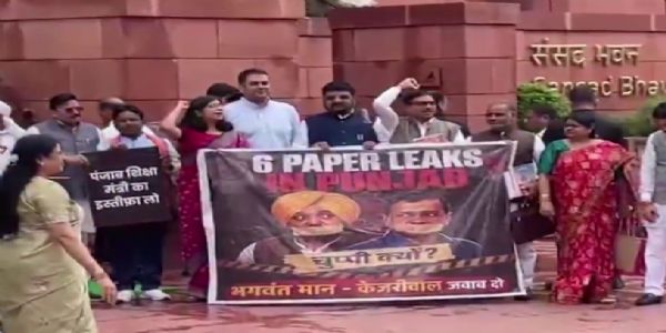 संसद के बाहर भाजपा सांसदों का प्रदर्शन, पंजाब के शिक्षामंत्री हरजोत सिंह बैंस के इस्तीफे की मांग