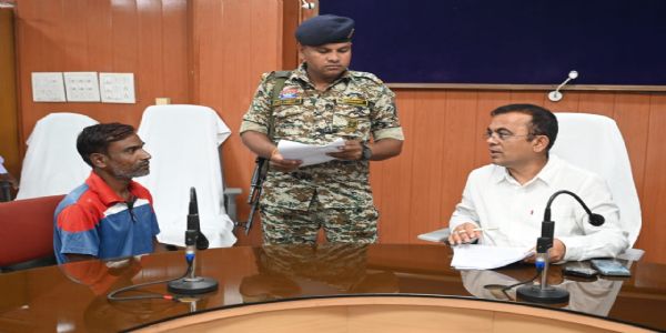 जनदर्शन में कलेक्टर महोबे ने सुनीं लोगों की समस्याएं, 66 आवेदनों पर त्वरित निराकरण के निर्देश