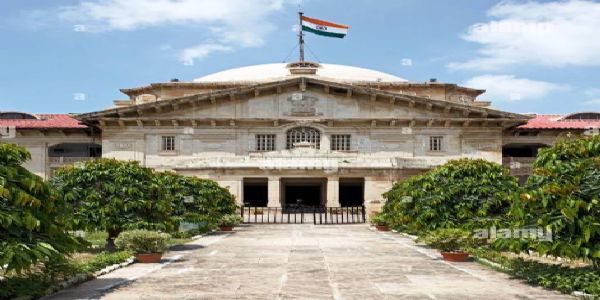 वकील होने की बात छिपाकर जनहित याचिका  दाखिल करना 