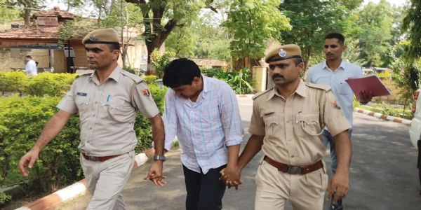 आईएएस अधिकारी बनकर नाबालिगों से दुष्कर्म करने का आरोपी गिरफ्तार