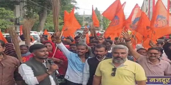 भोपाल में सफाईकर्मियों का प्रदर्शन, नियमितीकरण, बीमा और ग्रेच्युटी समेत पांच प्रमुख मांगों को लेकर कलेक्टोरेट पहुंचे कर्मचारी
