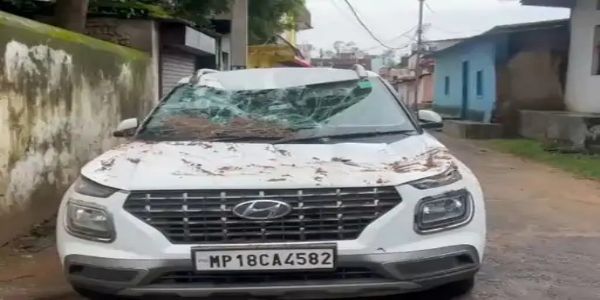 अनूपपुर: जर्जर मकान की छत गिरी, नीचे खड़ी कार चकनाचूर; बड़ा हादसा टला