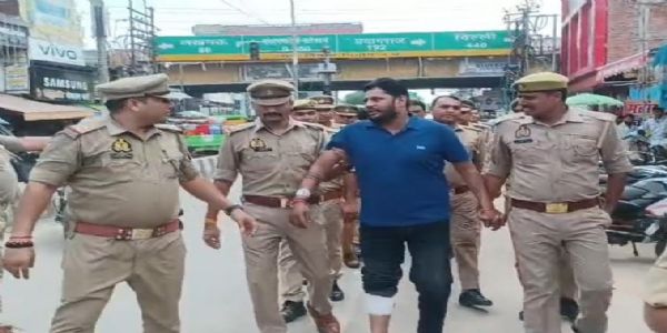मुठभेड़ में पकड़े गए हिस्ट्रीशीटर का निकाला गया पैदल जुलूस