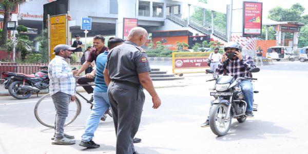 नो हेलमेट, नो एंट्री नियम का सख्ती से पालन, 42 लोगों को लौटाया गया : प्रो. विनय कुमार पाठक