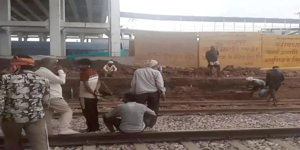 भरतपुर स्टेशन पर प्लेटफॉर्म का हिस्सा ढहा, मालगाड़ी रोककर टला हादसा