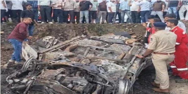 पिता की आंखों के सामने उजड़ गया परिवार, पत्नी और मासूम बेटे की कार में जलकर मौत