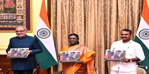 राष्ट्रपति द्रौपदी मुर्मू अपने चार वर्ष के कार्यकाल पर आधारित प्रकाशनों की पहली प्रति उपराष्ट्रपति सी.पी. राधाकृष्णन से प्राप्त करते हुए। साथ में सूचना एवं प्रसारण राज्य मंत्री डॉ. एल. मुरुगन।