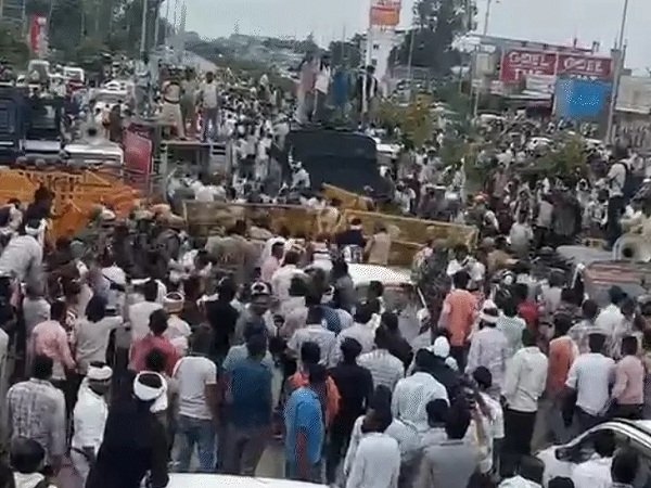 भोपाल में 11 मिल पर हंगामे के बाद किसान बैरिकेडिंग हटाकर और आगे बढ़ गए