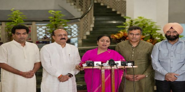 दिल्ली की मुख्यमंत्री रेखा गुप्ता दिल्ली सचिवालय में मंगलवार को पत्रकारों को संबोधित करते हुए।