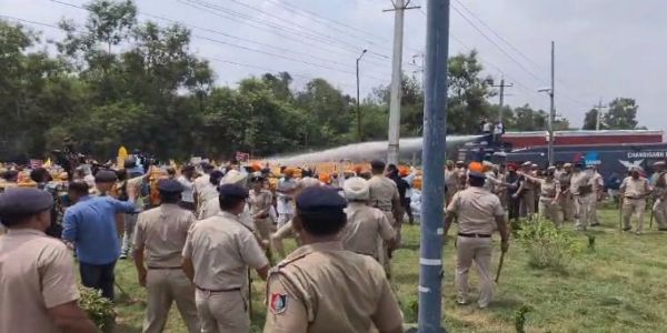 चंडीगढ़-माेहाली सीमा पर अमृतपाल समर्थकाें काे राेकती पुलिस