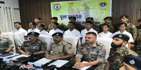 छत्तीसगढ़ के बीजापुर में 49 लाख के ईनामी 8 नक्सलियों ने किया आत्मसमर्पण छत्तीसगढ़ के बीजापुर में 49 लाख के ईनामी 8 नक्सलियों ने किया आत्मसमर्पण