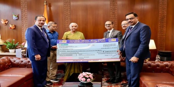 सीतारमण को 12,207 करोड़ रुपये का डिविडेंड चेक सौंपते एलआईसी के सीईओ आर. दोराईस्वामी सीतारमण को 12,207 करोड़ रुपये का डिविडेंड चेक सौंपते एलआईसी के सीईओ आर. दोराईस्वामी