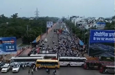 प्रदर्शनकारी किसानों को आगे बढ़ने से रोकने के लिए बसों की बैरिकेडिंग की गई