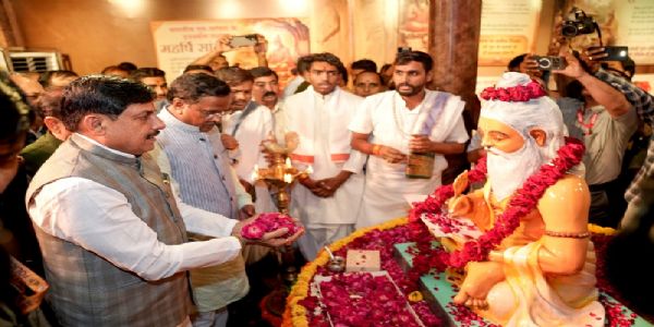 उज्जैन के सांदीपनि आश्रम में की पूजा-अर्चना करते हुए मुख्यमंत्री उज्जैन के सांदीपनि आश्रम में की पूजा-अर्चना करते हुए मुख्यमंत्री