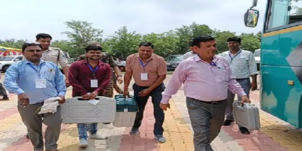 दतिया विधानसभा उपचुनाव के लिए मतदान सामग्री लेकर रवाना होते हुए पोलिंग दल