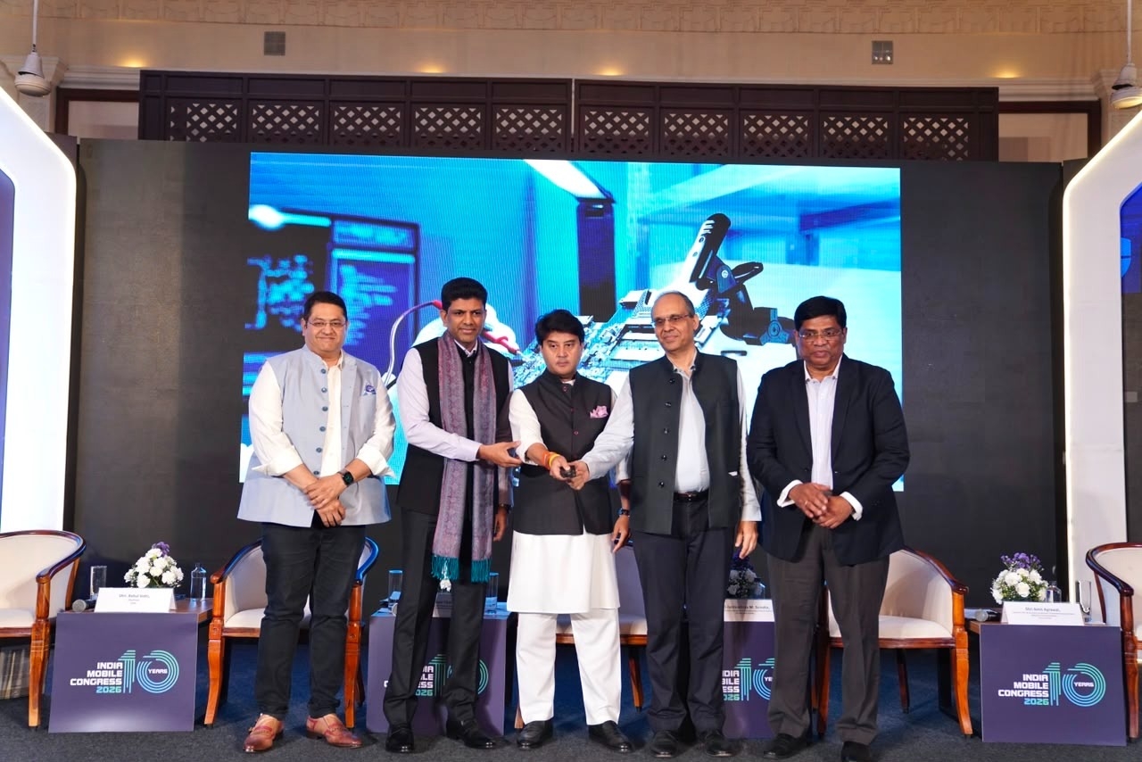 नई दिल्ली में भारत मोबाइल कांग्रेस (आईएमसी) 2026 की थीम ‘स्केल विदाउट बाउंड्रीज़’ का अनावरण करते केंद्रीय संचार एवं पूर्वोत्तर क्षेत्र विकास मंत्री ज्योतिरादित्य सिंधिया।