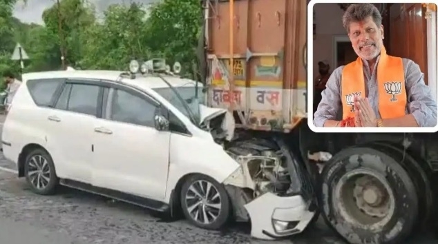 घटना स्थल पर कार व ट्रक की भिड़ंत घटना स्थल पर कार व ट्रक की भिड़ंत