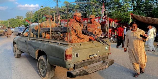 पाकिस्तान के कब्ज़े वाले कश्मीर के मीरपुर में विधानसभा चुनाव के लिए वोटिंग से पोलिंग स्टेशन के बाहर गश्त करते सेना के जवान पाकिस्तान के कब्ज़े वाले कश्मीर के मीरपुर में विधानसभा चुनाव के लिए वोटिंग से पोलिंग स्टेशन के बाहर गश्त करते सेना के जवान