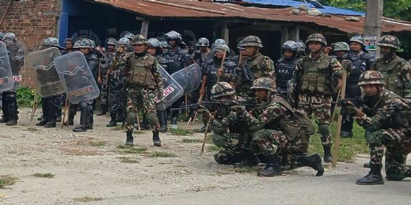 नेपाल के सुनसरी जिले में तनावपूर्ण स्थिति के बाद सेना तैनात नेपाल के सुनसरी जिले में तनावपूर्ण स्थिति के बाद सेना तैनात