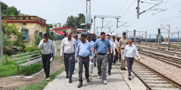 महाप्रबंधक ने टूंडला-हरदुआगंज रेलखंड का किया निरीक्षण, संरक्षा को सर्वोच्च प्राथमिकता देने के निर्देश