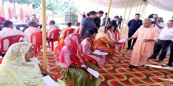 हर व्यक्ति की समस्या का समाधान सरकार की प्राथमिकता : मुख्यमंत्री योगी