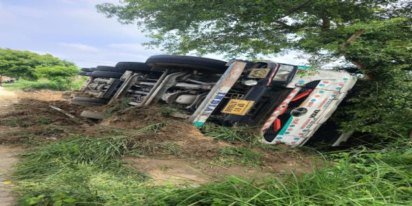सुलतानपुर में इथेनॉल टैंकर पलटा, 10 किमी सड़क बंद