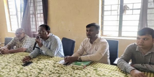 छातापुर में उर्वरक की कालाबाजारी पर प्रशासन सख्त, अधिक कीमत वसूली पर होगी कार्रवाई