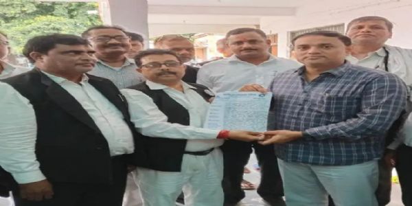 बार एसोसिएशन के अधिवक्ताओं का प्रदर्शन, पुरानी पत्रावली व्यवस्था बहाल करने की मांग