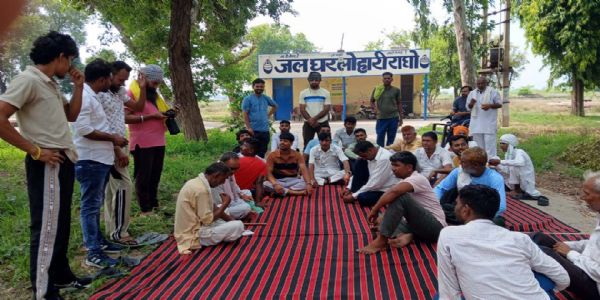 हांसी : विधायक के गांव में फूटा पानी संकट पर गुस्सा, जलघर पर ताला जड़ धरने पर बैठे ग्रामीण