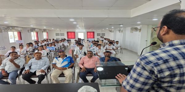 डिप्टी ईओ जावेद एकबाल ने छात्रों को लोकतंत्र और मतदान का पढ़ाया पाठ