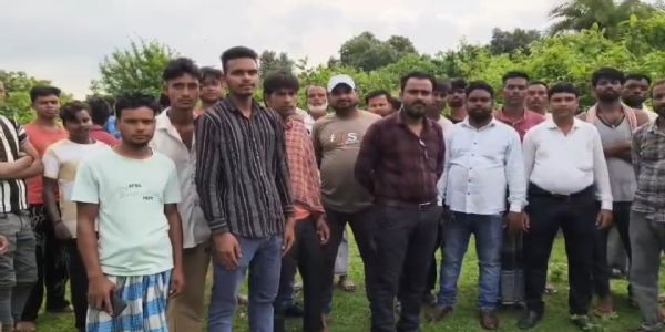 नदी किनारे झाड़ियों से युवक का शव बरामद, जांच में जुटी पुलिस