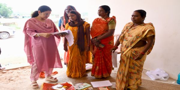 बलरामपुर : जनकल्याणकारी योजनाओं के शत-प्रतिशत लाभ के लिए कलेक्टर पहुंचीं फील्ड