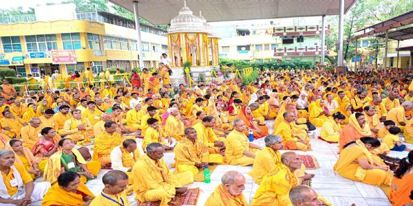 शांतिकुंज में श्रद्धा व उत्साह के साथ मनाया गया गुरुपूर्णिमा पर्व, साधकों ने ली गुरुदीक्षा