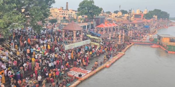 गुरु पूर्णिमा पर आस्था का सैलाब, सरयू तट पर स्नान-दान के लिए उमड़े श्रद्धालु