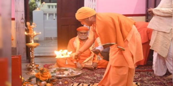 गुरु पूर्णिमा के अवसर पर मुख्यमंत्री योगी ने किया महायोगी गोरखनाथ का विशिष्ट पूजन