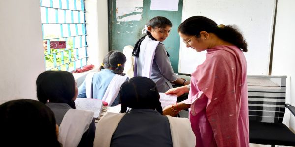 बलरामपुर : कलेक्टर बनीं बच्चों की शिक्षिका, कक्षा में पढ़ाया पाठ और सुना पहाड़ा