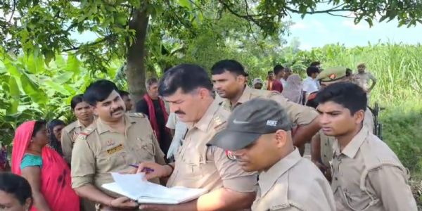 कुशीनगर: पेड़ से लटकते मिले  दंपती के शव, छह माह पहले की थी कोर्ट मैरिज