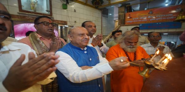 विजेंद्र गुप्ता ने 108 फुट संकटमोचन धाम में किया दर्शन-पूजन