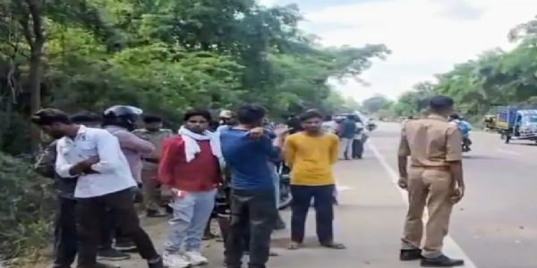 तेज रफ्तार ट्रक की टक्कर से टेंपो चालक की मौत, तीन घायल