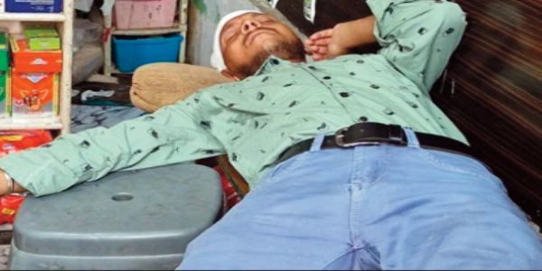 वृंदावन में गोपीनाथ बाजार की दुकान का छज्जा गिरने से राहगीर घायल