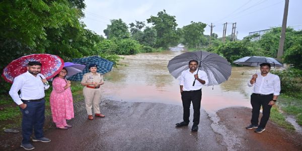 रपटा-नालों में बढ़े जलस्तर के बीच कलेक्टर और एसपी ने संभाली कमान