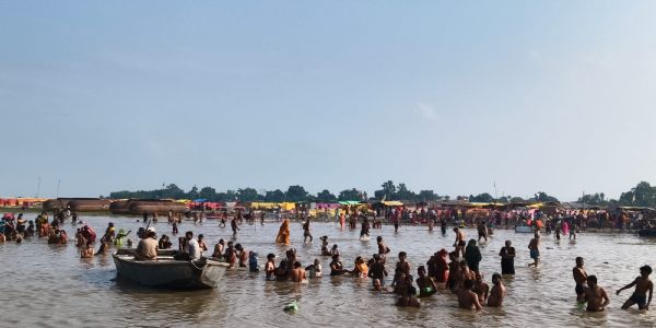 गुरु पूर्णिमा पर हजारों ने लगाई गंगा में डुबकी