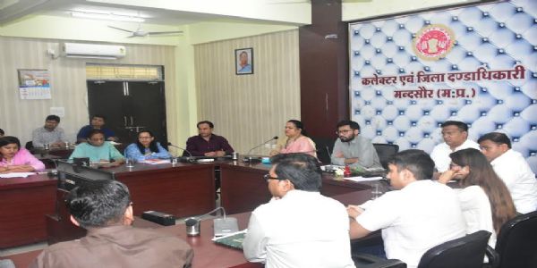 शासन की प्राथमिकता अनुसार कार्य करें, समयबद्ध लक्ष्य निर्धारित करेंः कलेक्टर