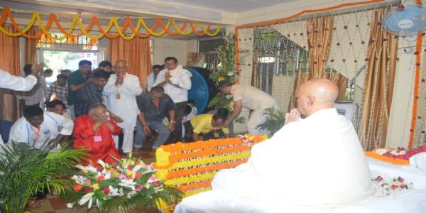 गुरू पूर्णिमा पर्व पर बाबा विश्वनाथ की नगरी गुरू की आराधना में लीन, मठों-आश्रमों में आस्था उफान पर