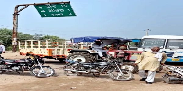 बिजली समस्या पर किसानों ने जींद-सफीदों मार्ग किया जाम