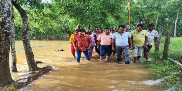 जलमग्न इलाके का निरीक्षण कर रमाप्रसाद गिरी ने स्थायी समाधान का दिया आश्वासन