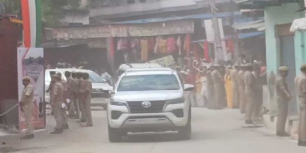 उत्तर प्रदेश के मुख्यमंत्री योगी आदित्यनाथ ने संत रविदास के चौखट पर टेका मत्था