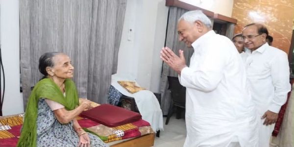 नीतीश कुमार ने बड़ी बहन से लिया आशीर्वाद, विधान परिषद के उपसभापति से की मुलाकात