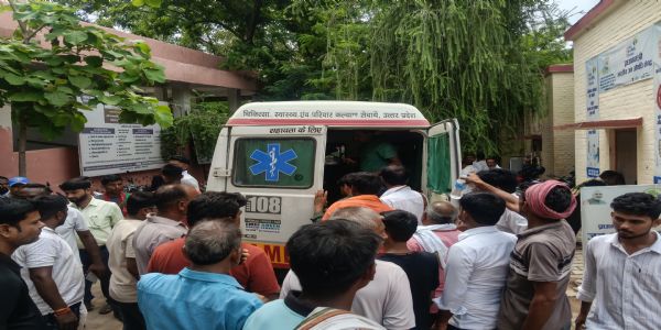 जाैनपुर: बेकाबू स्कूल वैन खाई में पलटी, शिक्षिका समेत 12 से अधिक बच्चे घायल