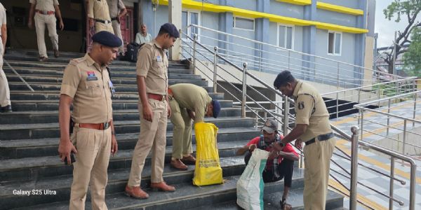 नैला रेलवे स्टेशन पर पुलिस और आर पी एफ की संयुक्त जांच, संदिग्ध यात्रियों व सामानों की हो रही सघन चेकिंग